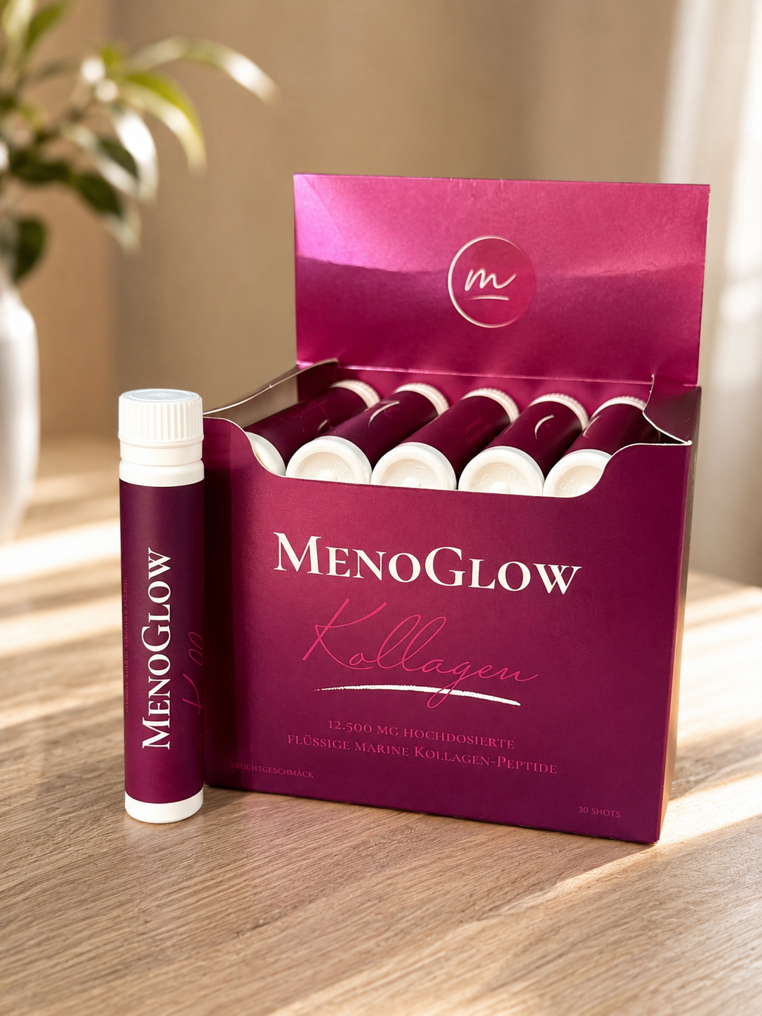 MenoGlow Kollagen-Shot auf einer Blush-Fläche