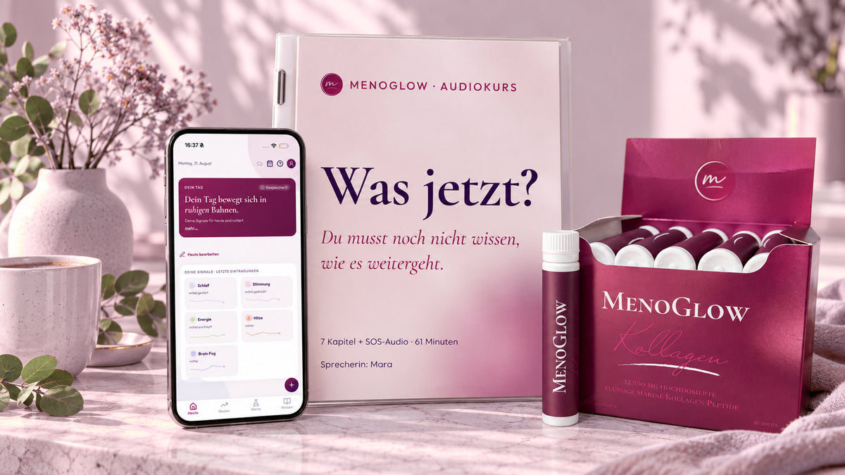 MenoGlow Kollagen-Box mit Shot, Smartphone mit der MenoGlow App und das Kurs-Cover ‚Was jetzt?‘ auf einer Blush-Fläche